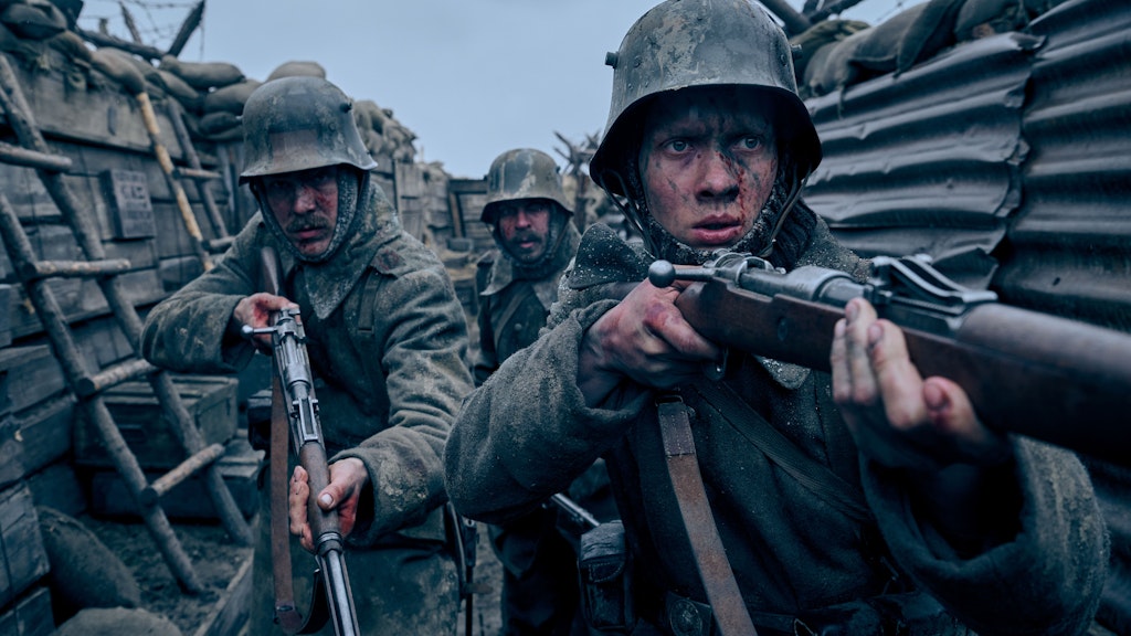 Felix Kammerer (r.) als Paul Bäumer, Albrecht Schuch (l.) als Stanislaus Katczinsky und Edin Hasanovic als Tjaden Stackfleet in einer Szene des Films „Im Westen nichts Neues“.