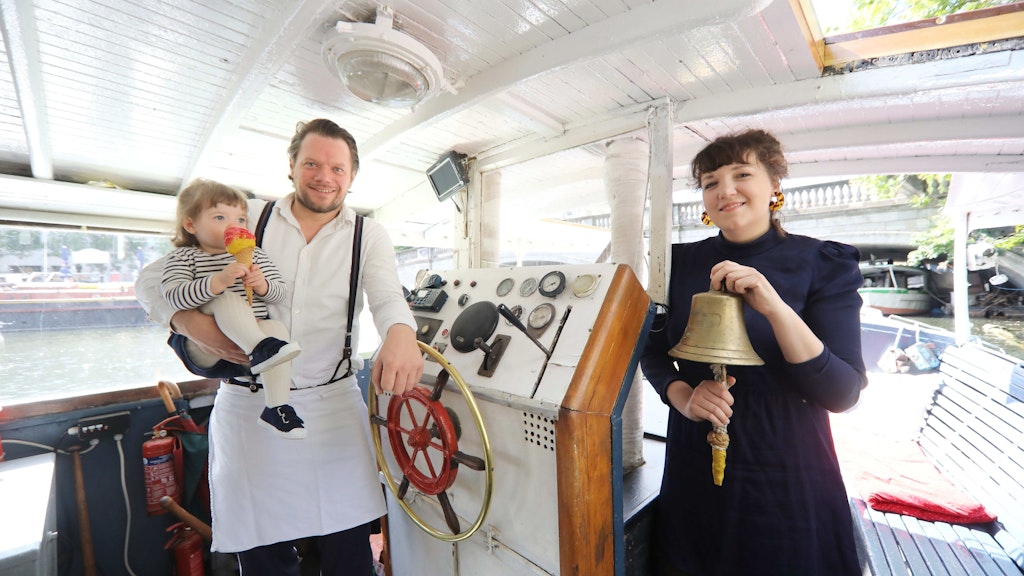 Julius und Anna-Maria Dahmen auf dem Schiff„ Mieze“. Das Schiff kann man bei der Reederei „Berliner Welle“ für Veranstaltungen mieten. Jetzt bauen die Reeder die Kaiser Friedrich um.