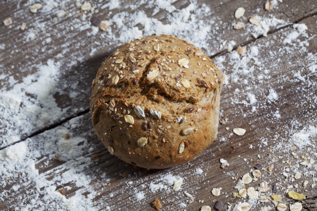 Mit ein paar Körnern bestreut sind die gesunden Brötchen mit Möhre und Haferflocken nicht nur lecker, sie sehen auch toll aus.