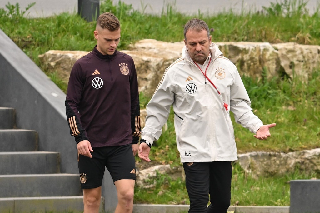 Joshua Kimmich (l.) im Gespräch mit Bundestrainer Hansi Flick. 