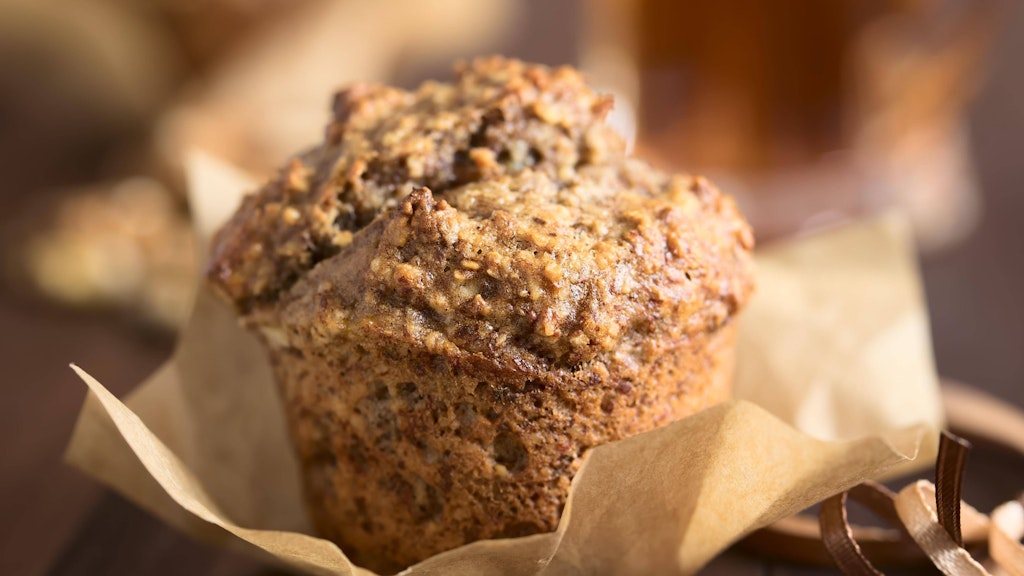 Die gesunden Brötchen mit Möhre und Haferflocken werden in Muffinformen ausgebacken.