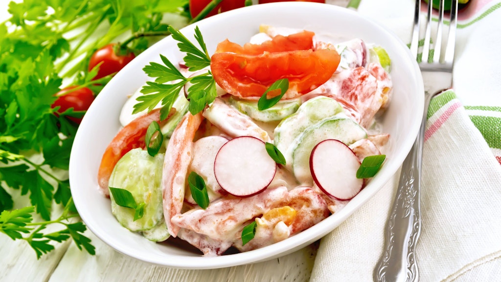 Dieser Salat schmeckt frisch und lecker - und hilft beim Abnehmen! Das Rezept ist vor allem für alle geeignet, die Gemüse lieben.
