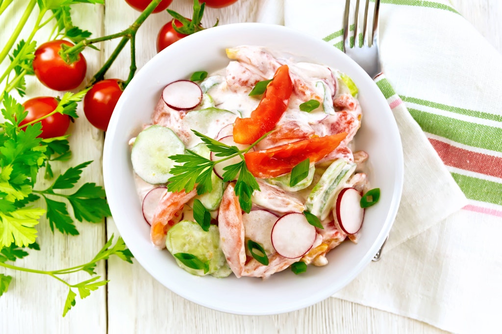 Lecker, dieser Schlank-Salat! Zum Rezept gehören Gurke, Radieschen und Tomaten - die Mischung kann aber auch beliebig variiert werden.