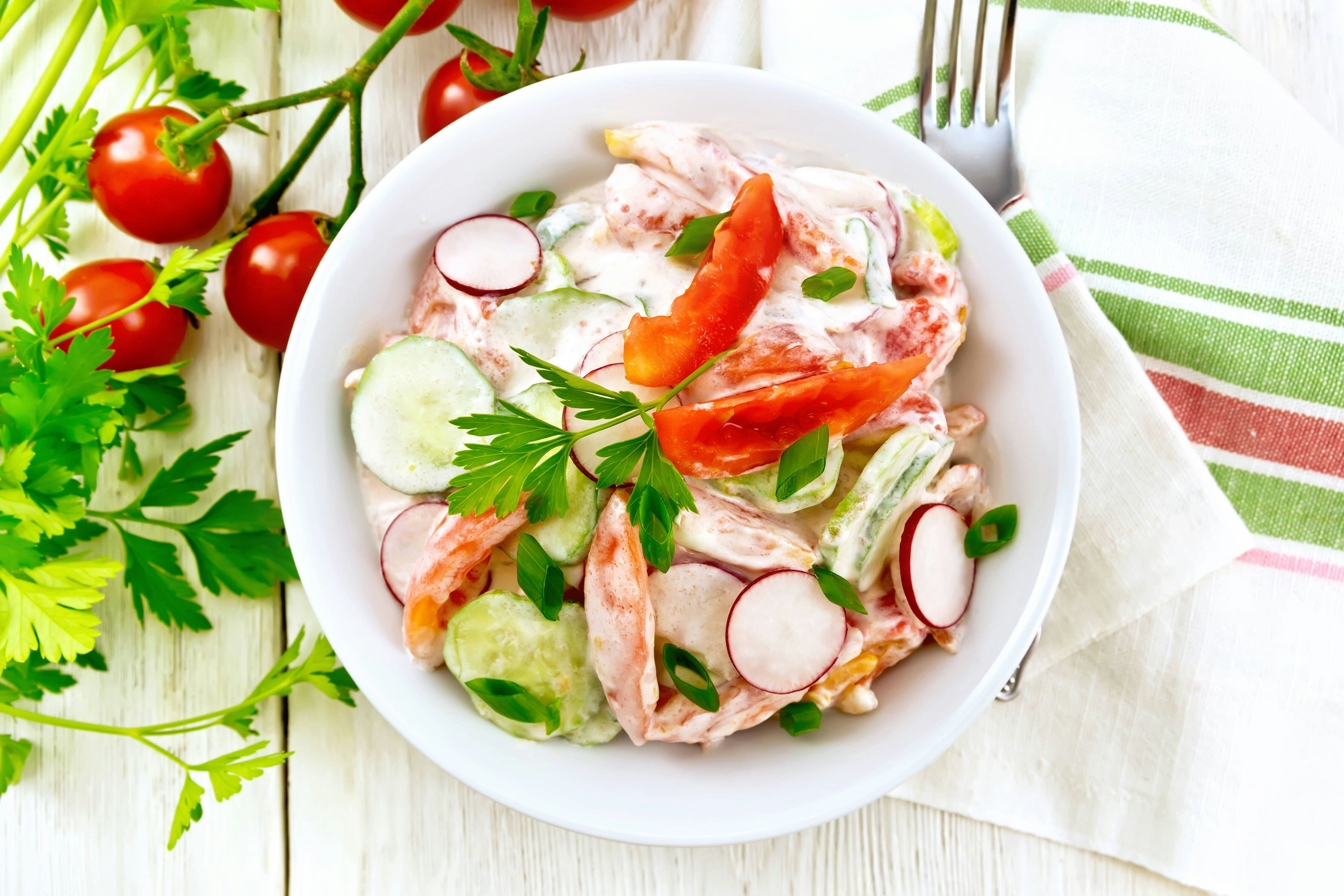 Der beste Schlank-Salat! Rezept für Abnehm-Salat mit Gurke, Radieschen ...