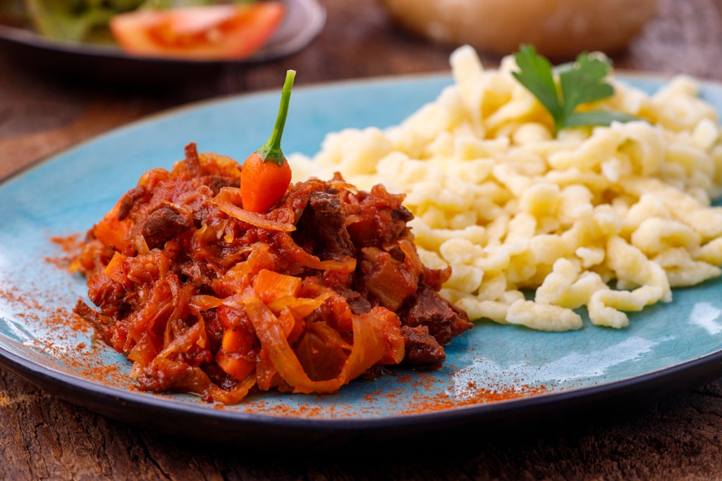 Leckeres Rezept für Szegediner Gulasch Zart und würzig! So machen Sie den GulaschKlassiker aus