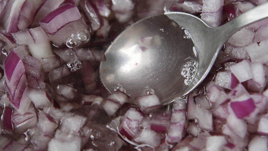 Auch Zwiebelsaft mit Kandis hilft gegen Reizhusten.