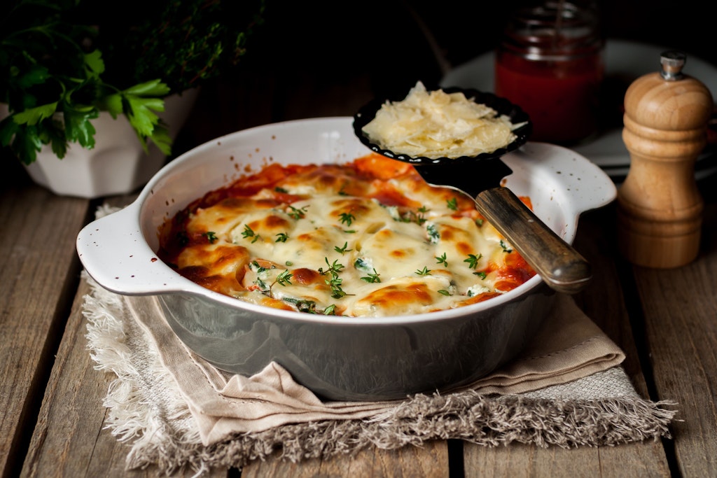 Der überbackene Rosenkohl mit Käse, Speck und Zwiebeln schmeckt einfach herrlich - probieren Sie das Rezept unbedingt aus!