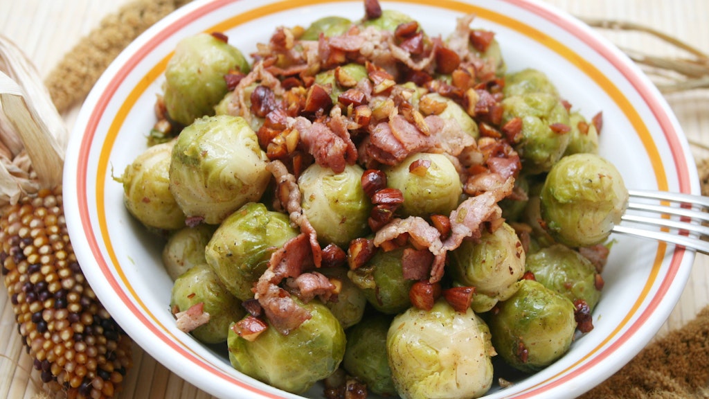 Rosenkohl und Speck passen einfach prima zusammen - in diesem Rezept harmonieren die Zutaten wunderbar.