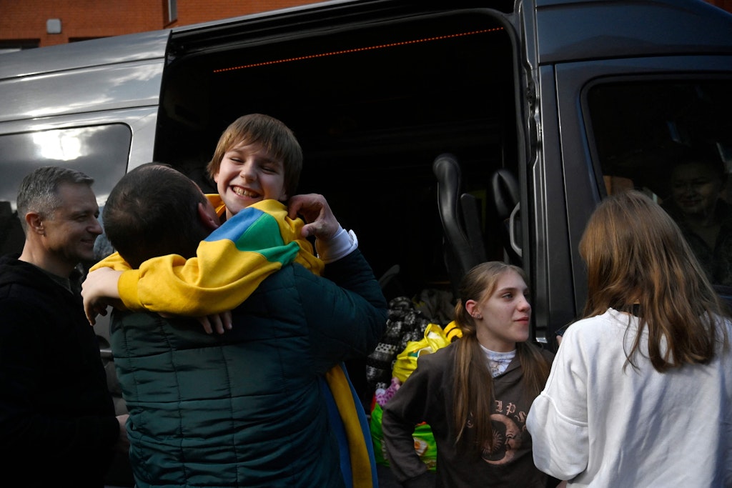 Denys Saporoschenko begrüßt seine drei Kinder Nikita, Yana and Dayana (r.) bei der Ankunft in Kiew. Eine Hilfsorganisation hat die drei per Bus aus russisch besetzten Gebieten zurück in die Ukraine gebracht.