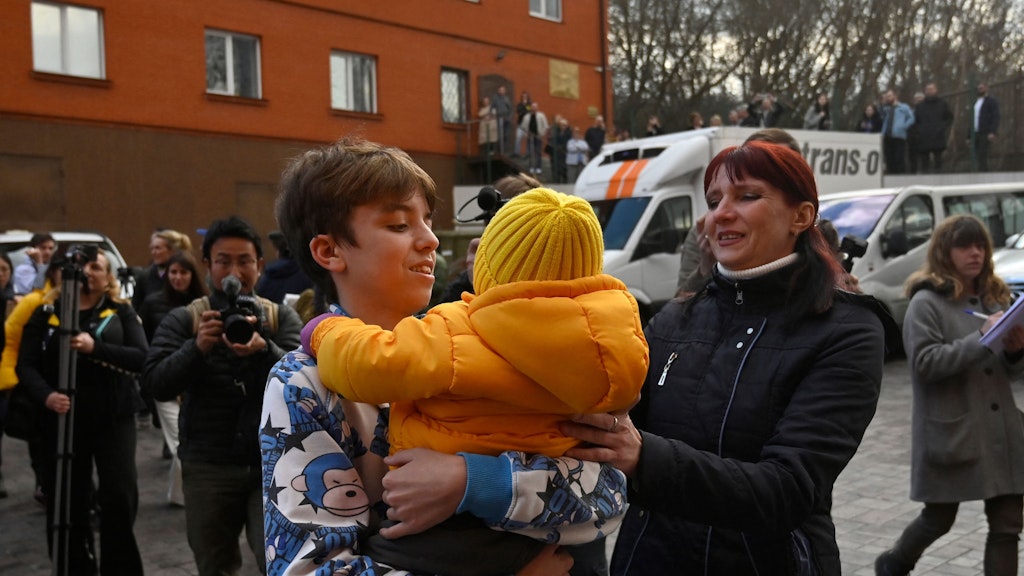 Inessa (r.) kann ihr Glück kaum fassen: Nach monatelanger Trennung ist ihr Sohn Vitaly (l.) wieder mit der Familie vereint.