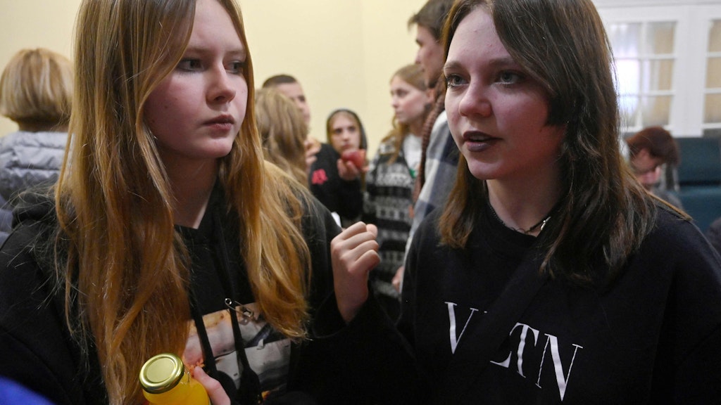 Jewheniya (l.) und Taya (beide 15) berichten, wohin sie statt des versprochenen Ferienlagers tatsächlich gebracht wurden. 