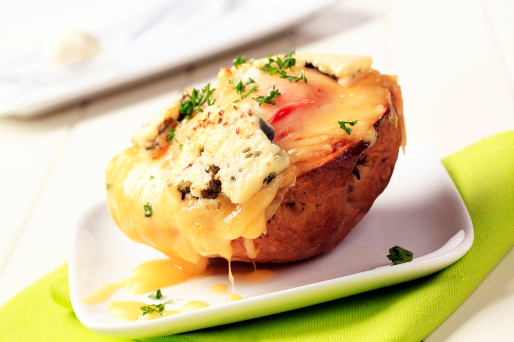 Die Ofenkartoffeln mit Brokkoli und Schinken sind schnell im Ofen und danach unglaublich lecker.