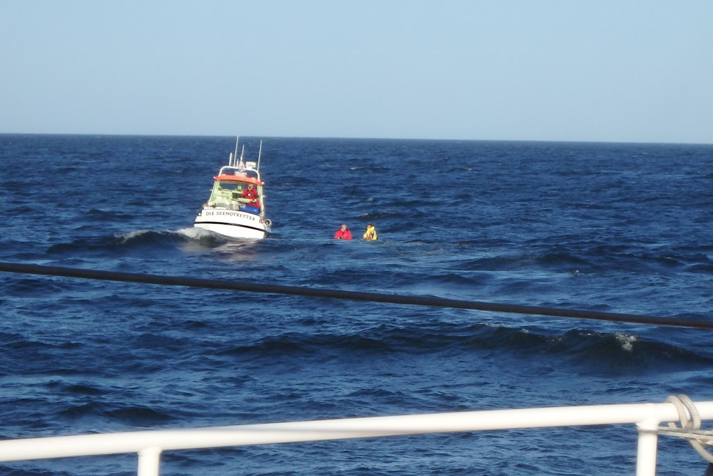 Seenotretter der DGzRS können Peter Sage und seine Ehefrau von dem Dinghy ihrer gesunkenen Segeljacht retten.