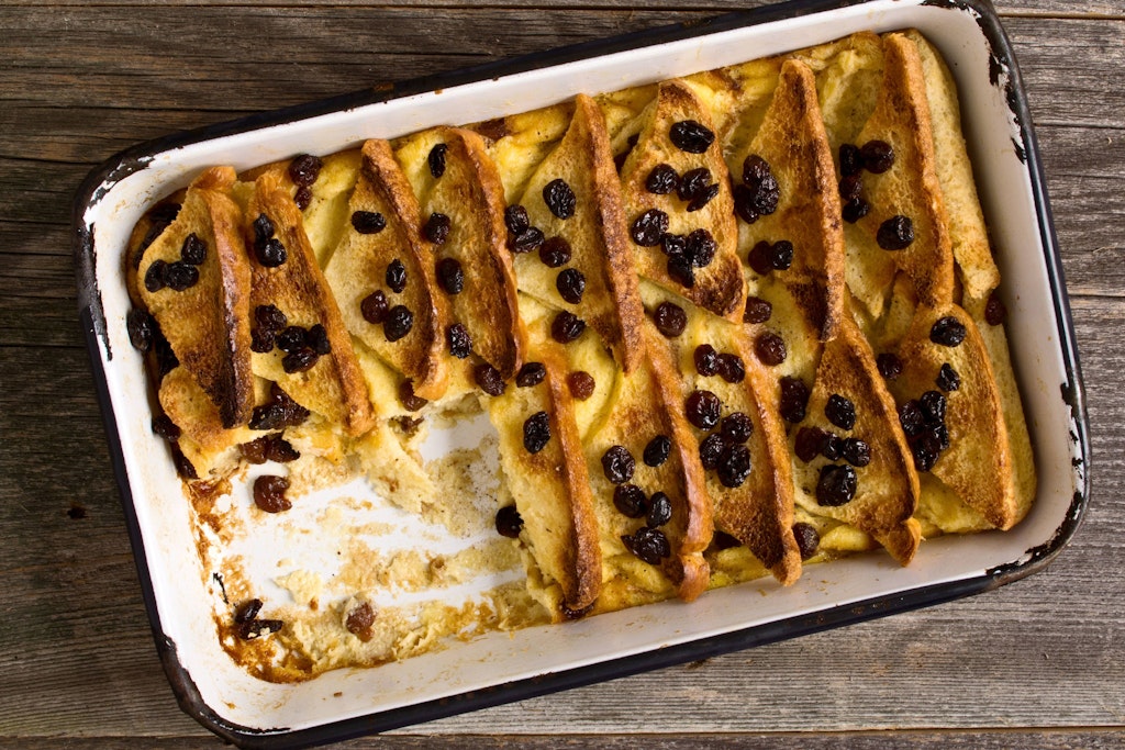Brotpudding ist nicht nur ein leckeres Dessert, sondern auch ein toller Ersatz für Kuchen zum Kaffeetrinken. Und: Für das Rezept wird altes Brot verwertet. So geht nachhaltiges Kochen!
