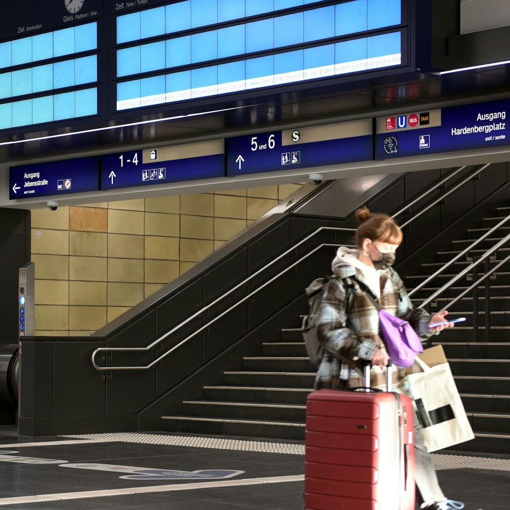 Kein Zug geht mehr: Am Bahnhof Zoo steht eine Touristin mit ihrem Koffer, sucht über ihr Handy nach Informationen, wie es weiter geht.