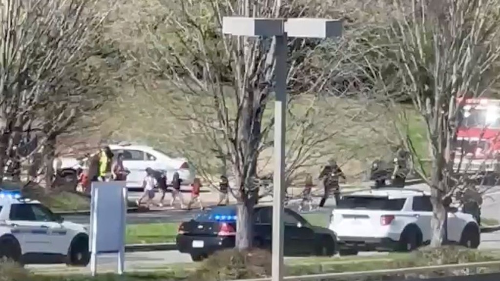 Polizisten vor der Covenant School. Hier sind am Montag Schüsse gefallen.