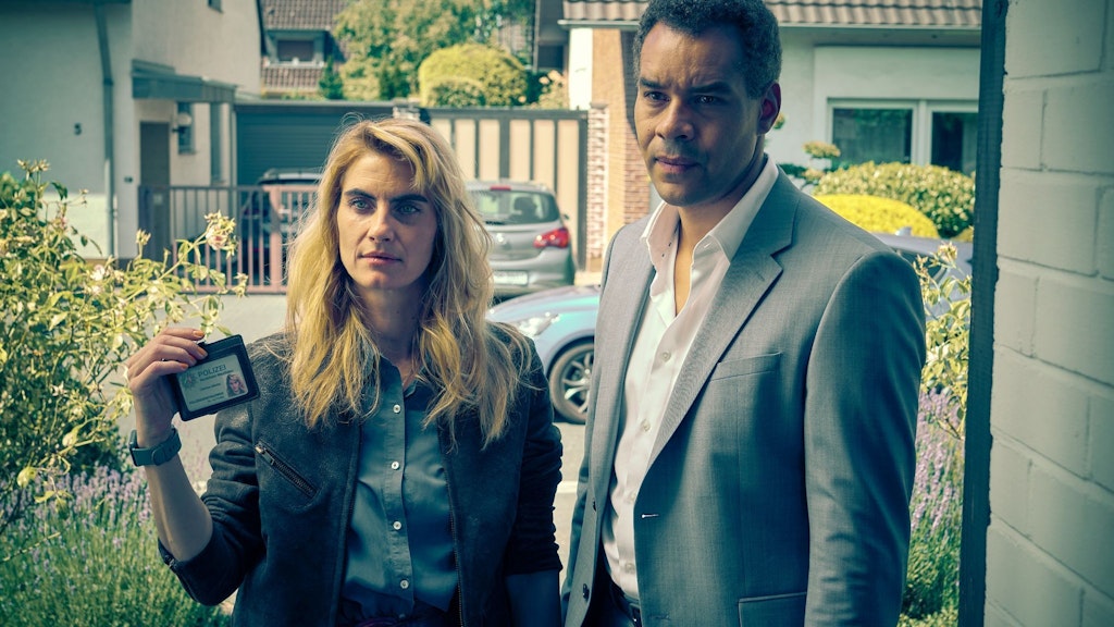 Im ZDF läuft am Montag um 20.15 Uhr der Krimi „Unbestechlich“ mit Clarissa Jakobs (Samia Chancrin) und Joseph Kanjaa (Michael Klammer).
