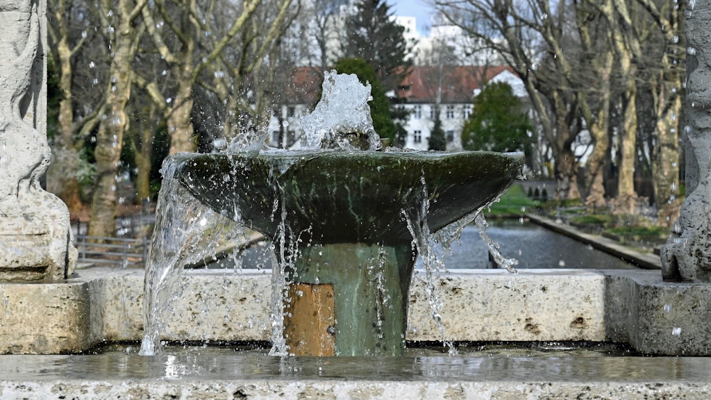 Berlin: Die Fontäne am Märchenbrunnen im Neuköllner Schulenburgpark ist seit Montag wieder in Betrieb. 