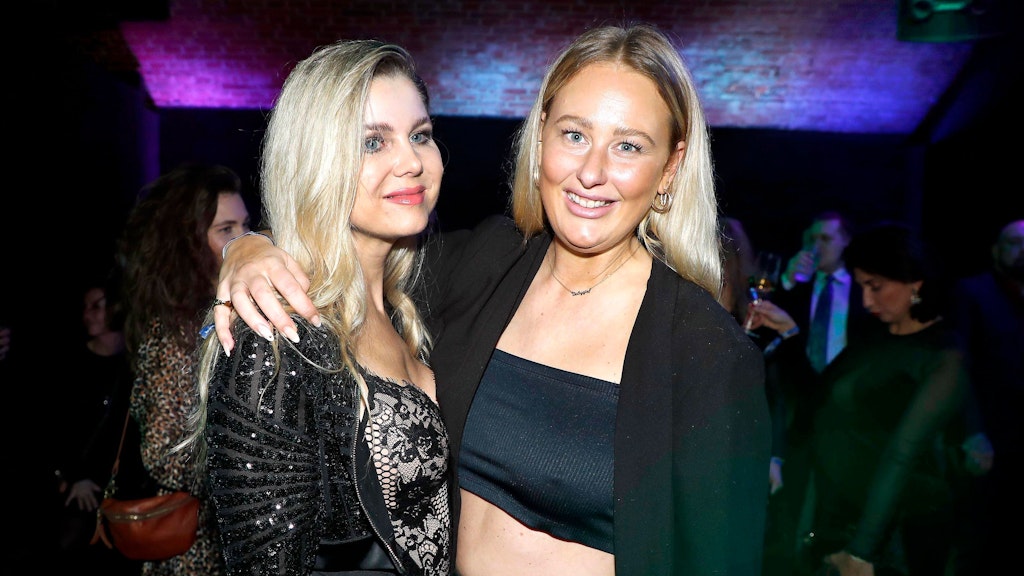 Yvonne Woelke tanzt mit ihrer Freundin auf der Champagne Night in Hamburg die Sorgen weg.