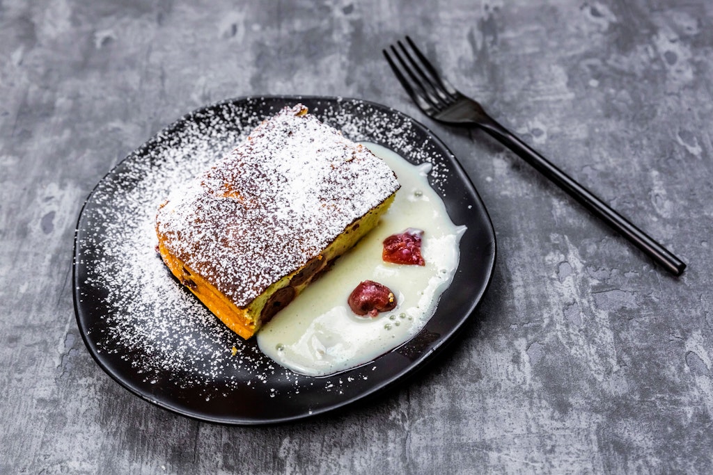 Zu dem leckeren Quark-Kirschkuchen passt etwas Vanillesoße hervorragend.