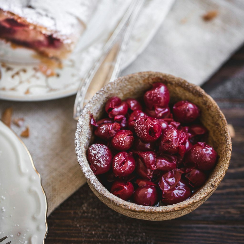Für den Quark-Kirchkuchen müssen die Sauerkirschen gut abgetropft sein.