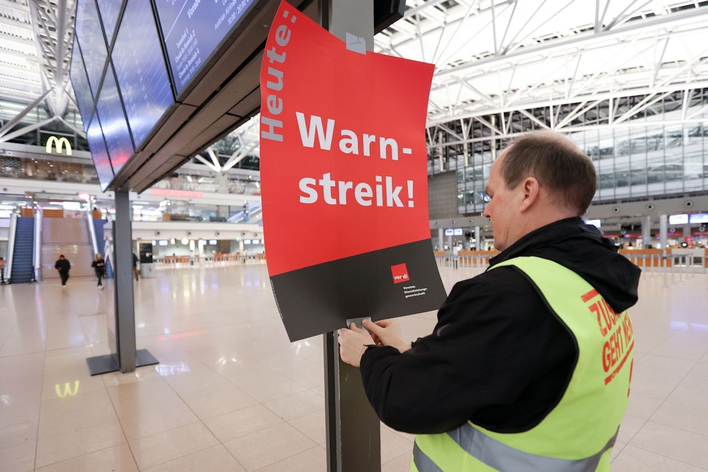 Die Gewerkschaft Verdi und die Eisenbahn- und Verkehrsgewerkschaft (EVG) haben für Montag zu einem bundesweiten Warnstreik im Verkehr aufgerufen.