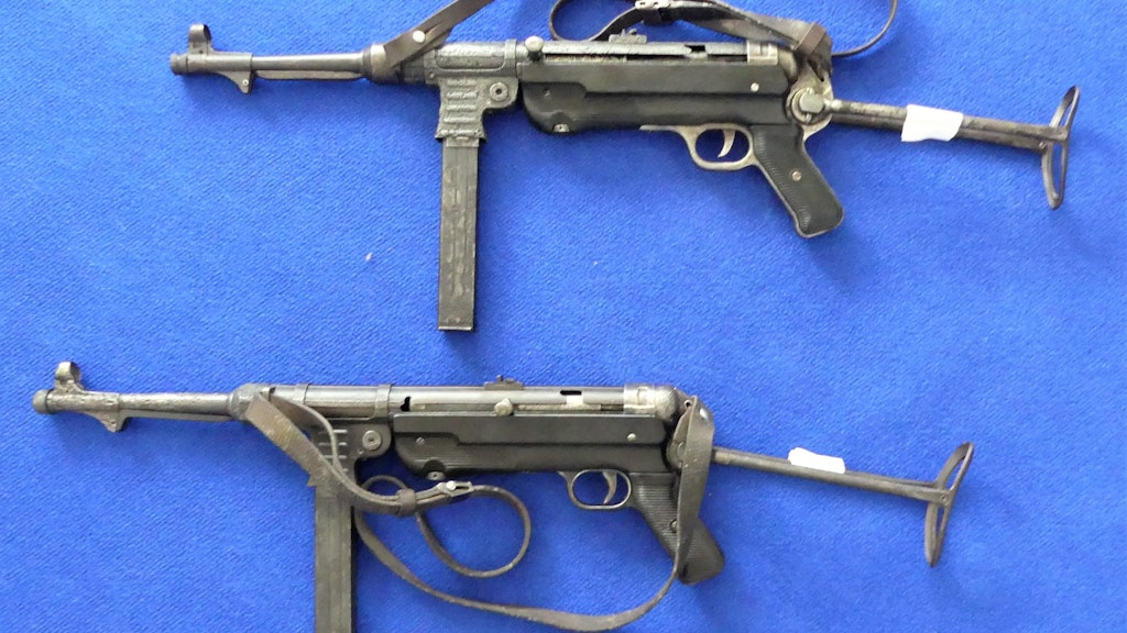 Auch diese Maschinenpistolen waren unter den Sichergestellten Waffen.