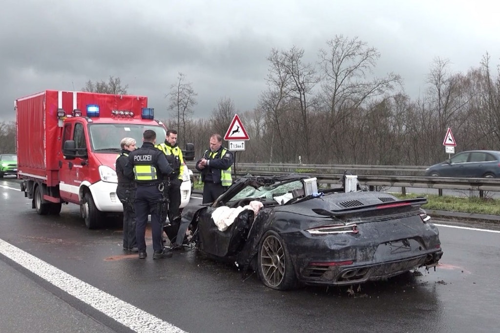 Polizisten stehen an einem Autowrack auf der A3: Vier Menschen sind hier ums Leben gekommen.