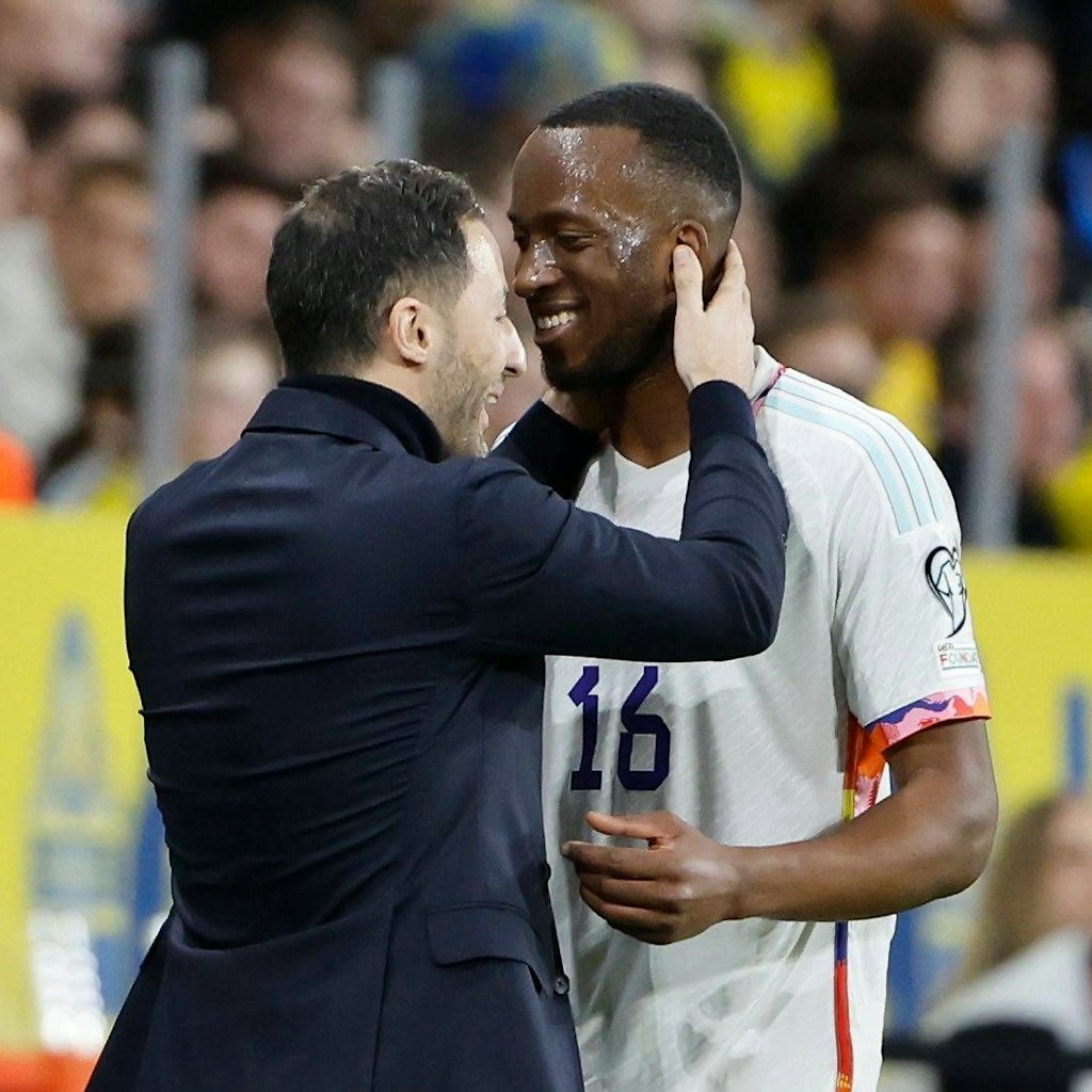 Belgiens neuer Nationaltrainer Domenico Tedesco streichelt Herthas Dodi Lukebakio nach seinem starken Comeback für die Roten Teufel beim 3:0 in Schweden. 