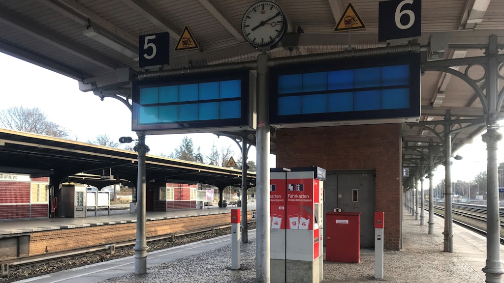 Einer der wichtigsten Anlaufpunkte für Pendler aus Brandenburg ist der Bahnhof Wannsee. Doch die Bahnsteige sind wegen des Mega-Streiks verwaist, wo sonst im morgendlichen Berufsverkehr hektische Treiben herrscht. Sogar die Anzeigetafeln arbeiten nicht. 