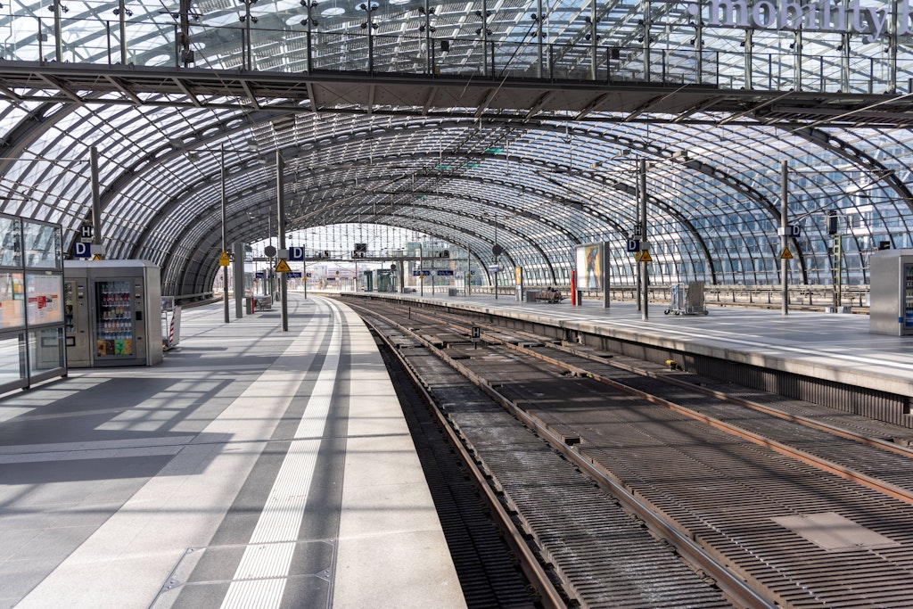 Der Mega-Streik in Berlin: Gespenstisch leer ist der Hauptbahnhof, wo sonst Hunderte Menschen auf den Bahnsteigen auf die Züge warten.