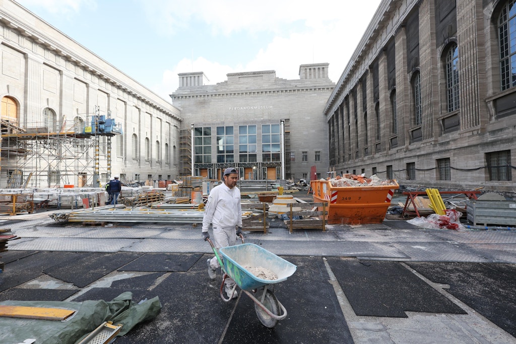 Blick auf die Baustelle des Pergamonmuseums. Das berühmte Museum muss wegen umfassender Sanierungsarbeiten für etwa vier Jahre komplett geschlossen werden.