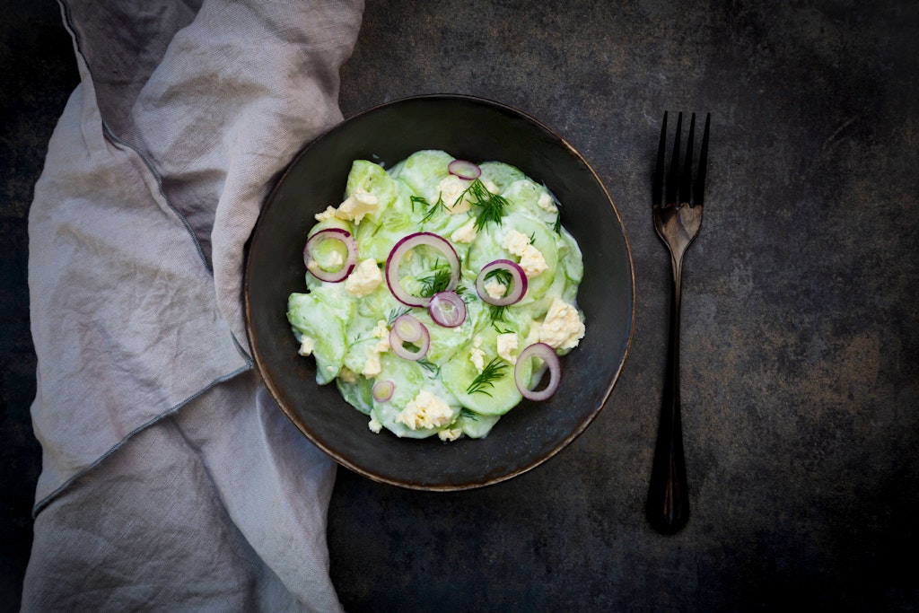 Der Gurkensalat mit cremigem Dressing ist absolut lecker und auch etwas für Figurbewusste.