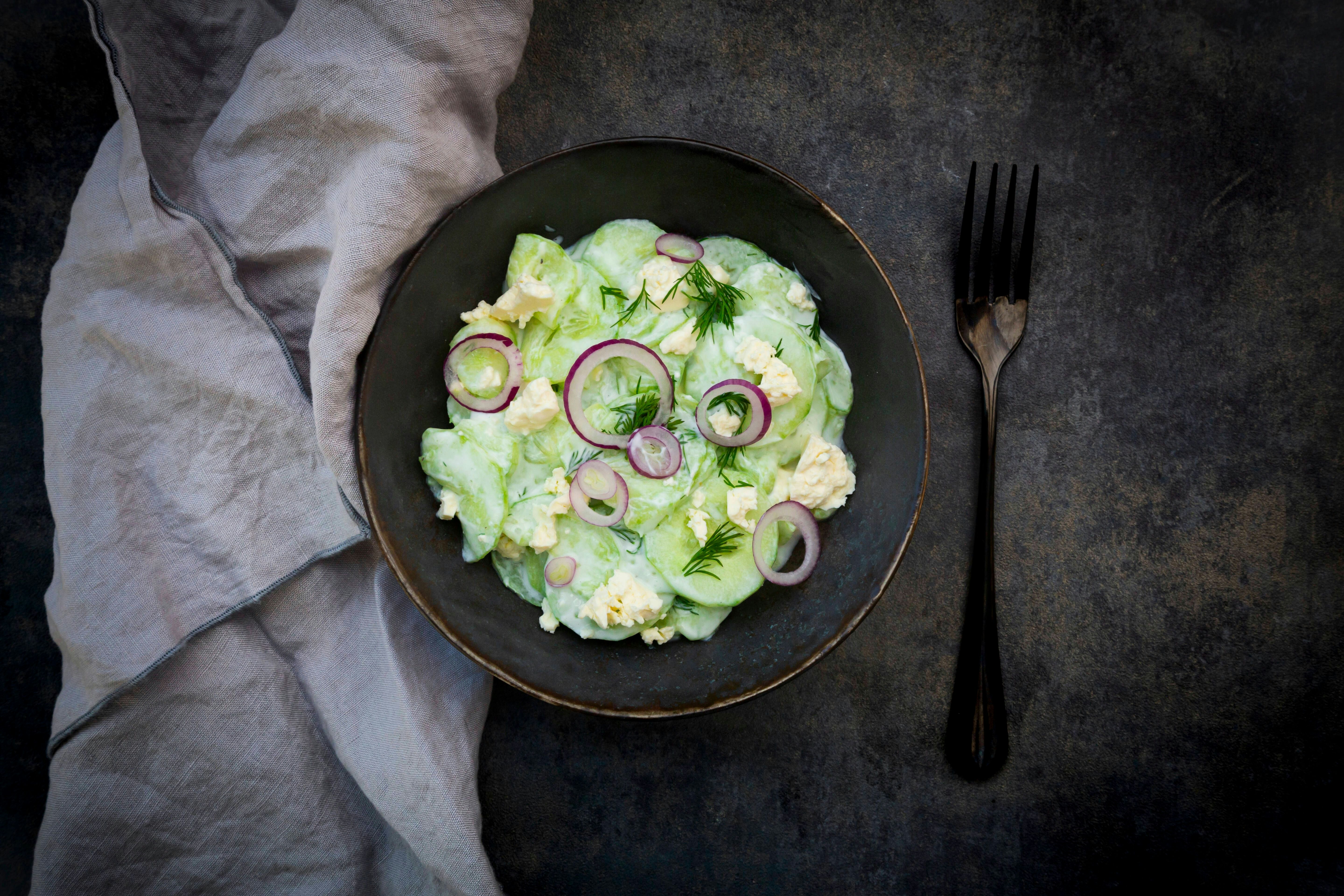 Schnelles Rezept für Gurkensalat mit cremigem Dressing: So lecker, so ...