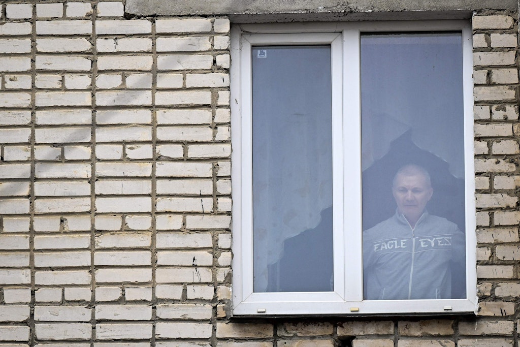 Alexej Moskaljow am Fenster seiner Wohnung. Inzwischen ist er aus dem Hausarrest geflüchtet, wurde in Abwesenheit verurteilt.
