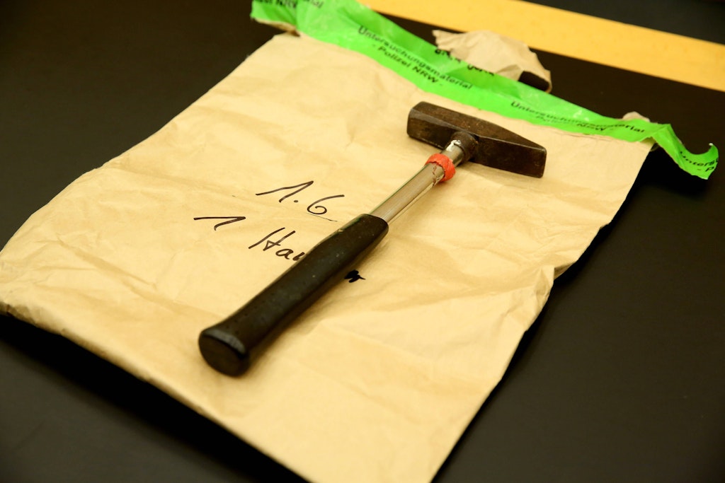 Der Rentner erschlug seine schlafende Ehefrau mit einem Hammer. (Symbolfoto)