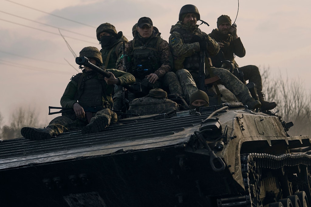 Ukrainische Soldaten hoffen auf Unterstützung durch moderne Kampfpanzer aus dem Westen.