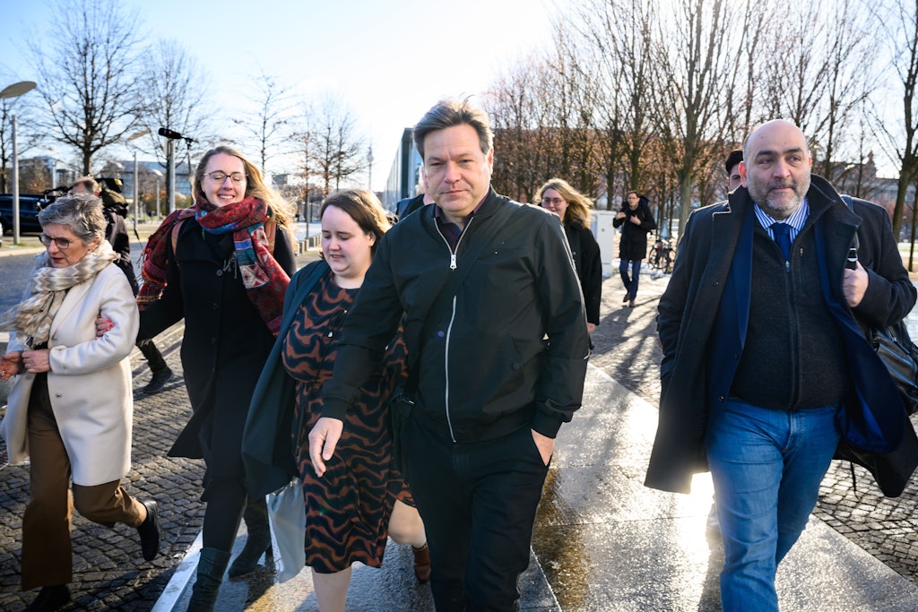 Gut gelaunt sieht anders aus: Vizekanzler Robert Habeck (Grüne) auf dem Weg ins Kanzleramt, flankiert von seinen Parteivorsitzenden Ricarda Lang und Omid Nouripour.