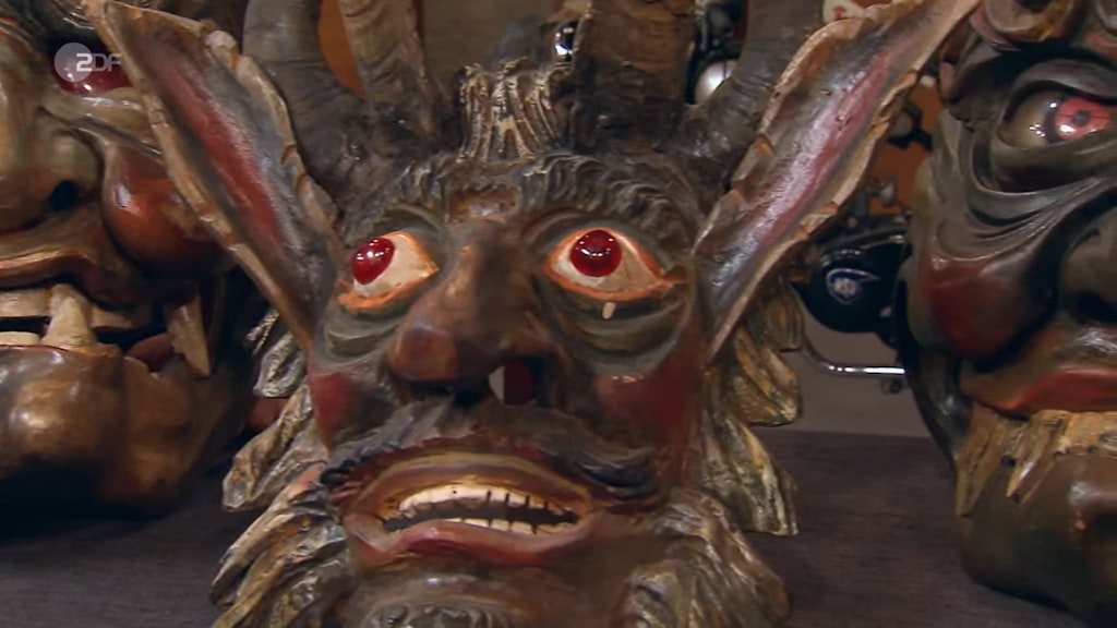 Aufwendig geschnitzt erzielen die Masken bei „Bares für Rares“ einen stolzen Preis.