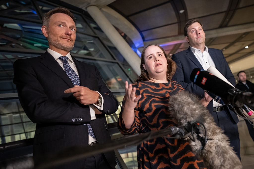 Die Parteichefs der Koalitionsparteien Christian Lindner (FDP), Ricarda Lang (Grüne) und Lars Klingbeil (SPD) sprechen im Bundestag nach dem Koalitionsausschuss.
