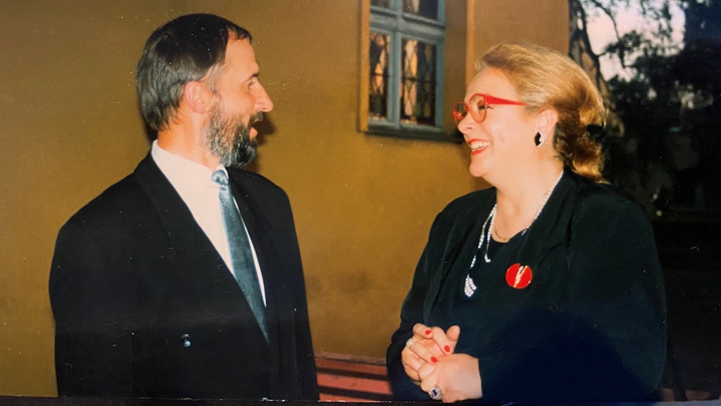 Pfarrer Siegfried Menthel im Gespräch mit Casapietras Mutter Celestina
