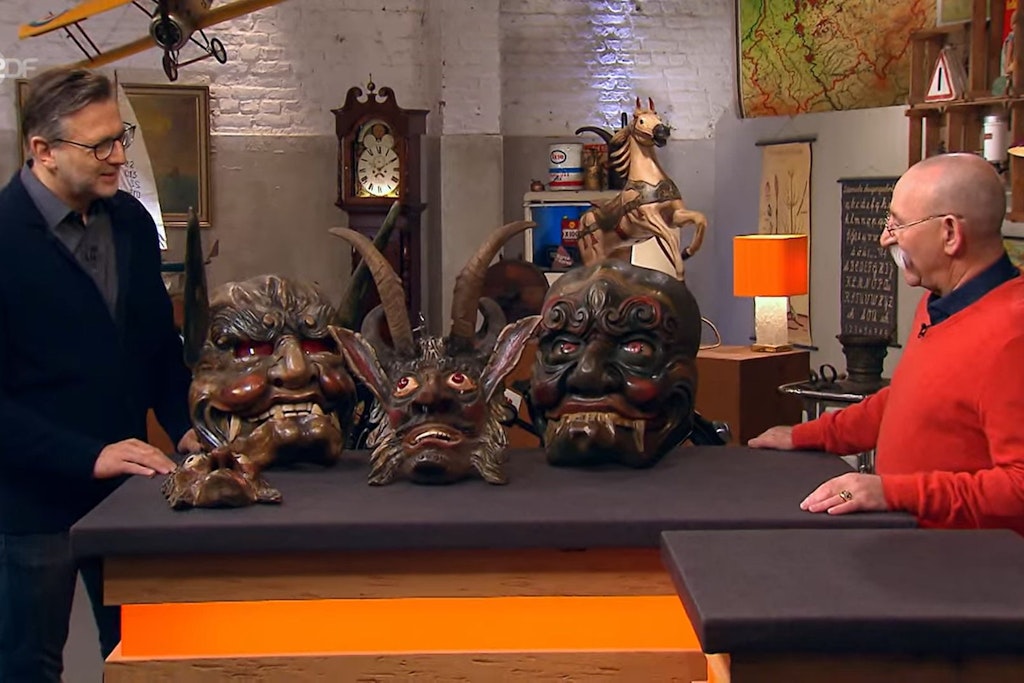 „Bares für Rares“-Moderator Horst Lichter (r.) ist begeistert von den Grusel-Masken aus der Schweiz.