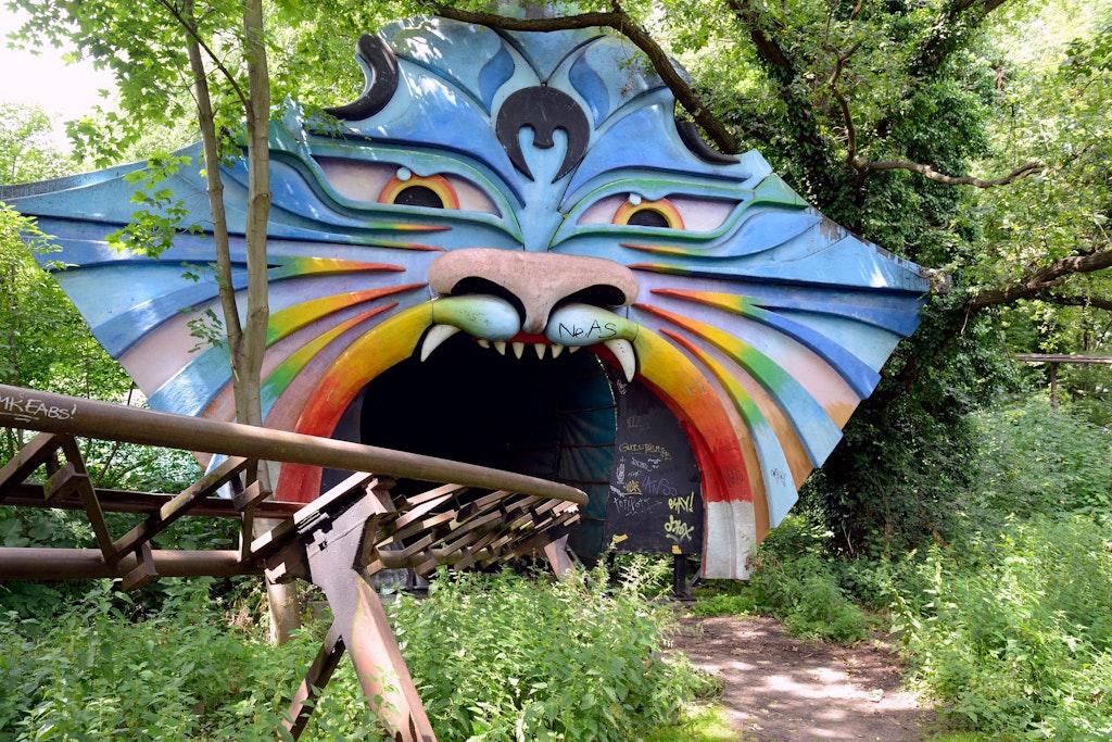 Der Tunnel einer Achterbahn im Freizeitpark Spreepark