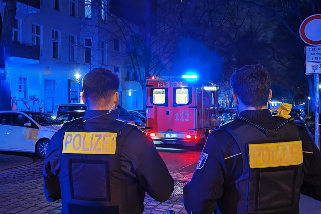 Polizeibeamte bewachen den Tatort. Bei einem Fall von häuslicher Gewalt in Kreuzberg ist ein Mann ums Leben gekommen.