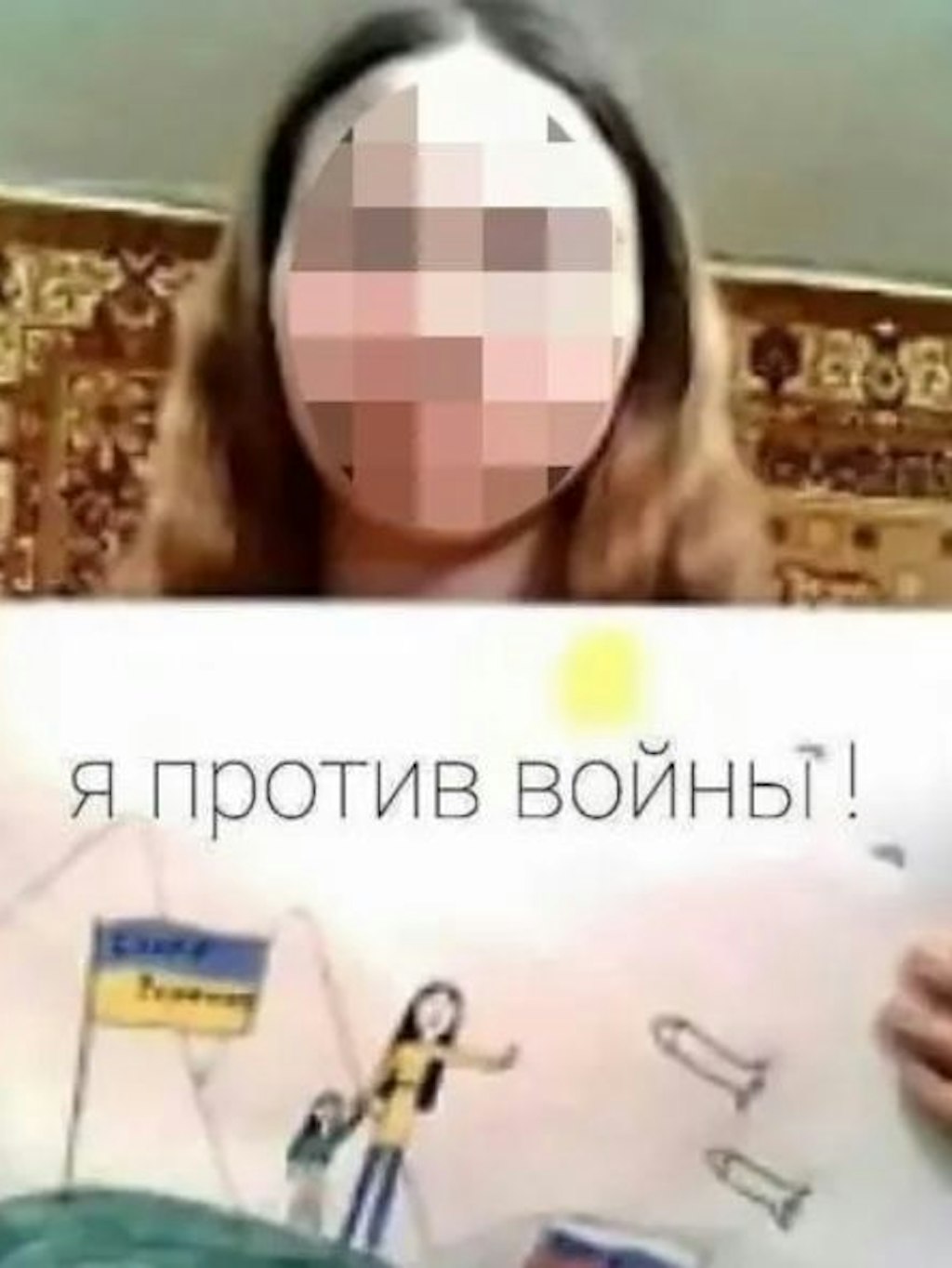 Maria Moskaljowa zeichnete als Zwölfjährige, wie Raketen über einer russischen Fahne auf eine Mutter und ihre Tochter neben einer ukrainischen Fahne zufliegen.