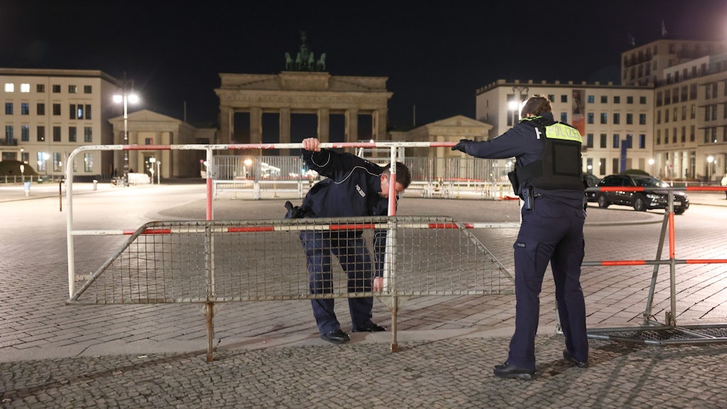 Einsatzkräfte der Polizei bauen für den Berlin-Besuch von König Charles III. einen Zaun auf dem Pariser Platz vor dem Brandenburger Tor auf. 