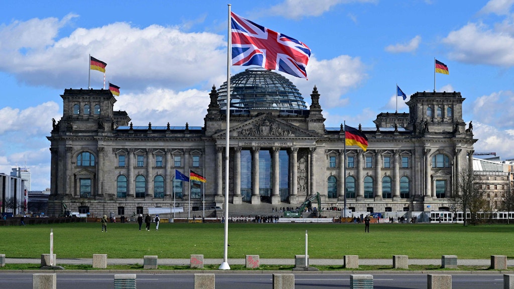 Deutsche und Britische Flaggen vor dem Berliner Reichstag. 