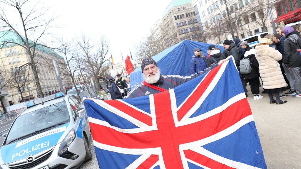 Jan Brinz aus Erkner steht mit seiner britischen Flagge ganz vorn in der Reihe der Wartenden. 