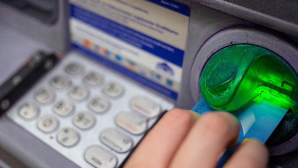 Auch Bargeld abheben am Bankautomaten wird am Wochenende problematisch.