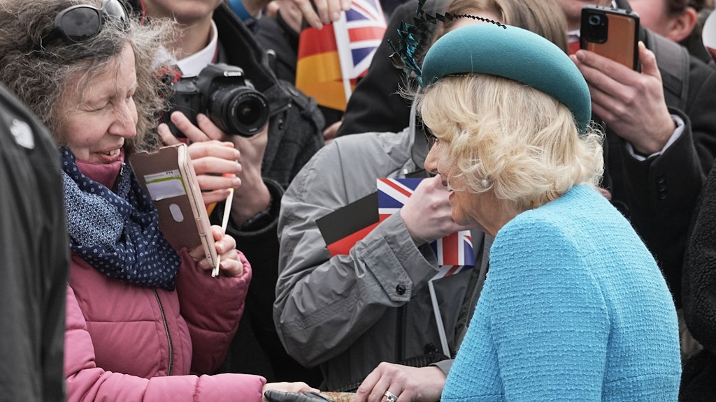 Königsgemahlin Camilla wird herzlich von den Berlinern begrüßt, sie gibt auch Autogramme. 